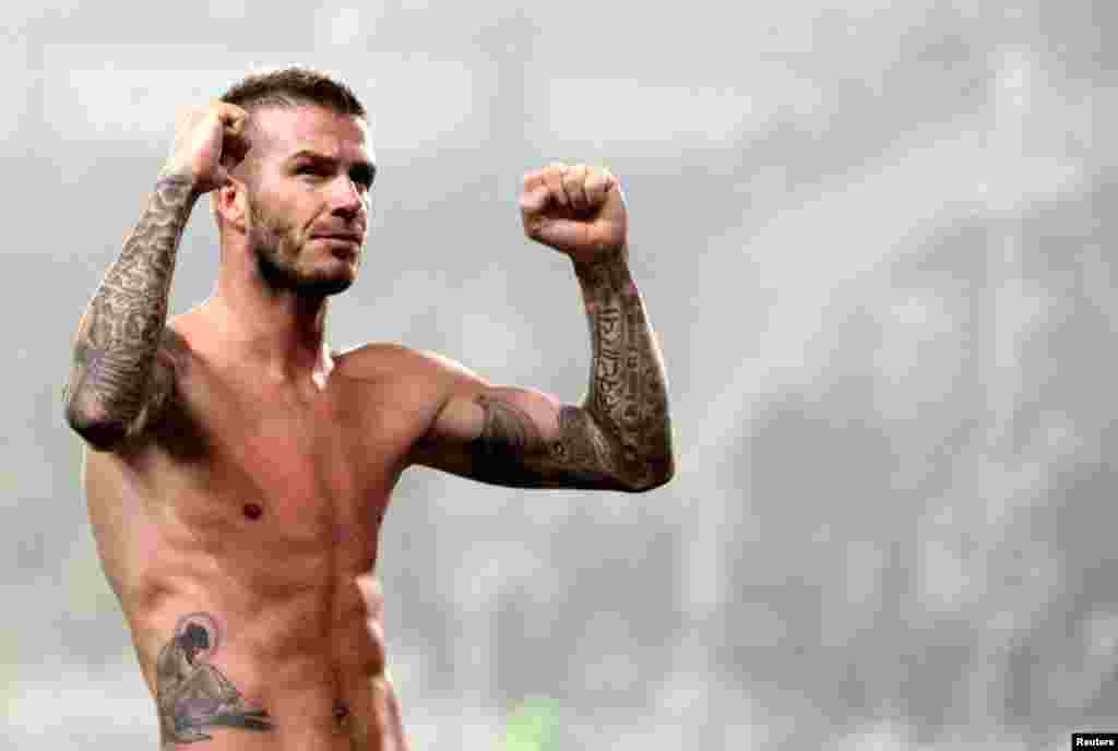 David Beckham merayakan akhir pertandingan antara klubnya AC Milan dengan Juventus di stadion Olimpiade di Turin, 10 Januari 2010. (Reuters/Stefano Rellandini)
