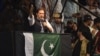 Mantan perdana menteri Pakistan sekaligus ketua partai Pakistan Tehreek-e-insaf (PTI) Imran Khan berpidato di hadapan para pendukungnya di Lahore, 13 Agustus 2022. (Foto: Arif Ali/AFP)