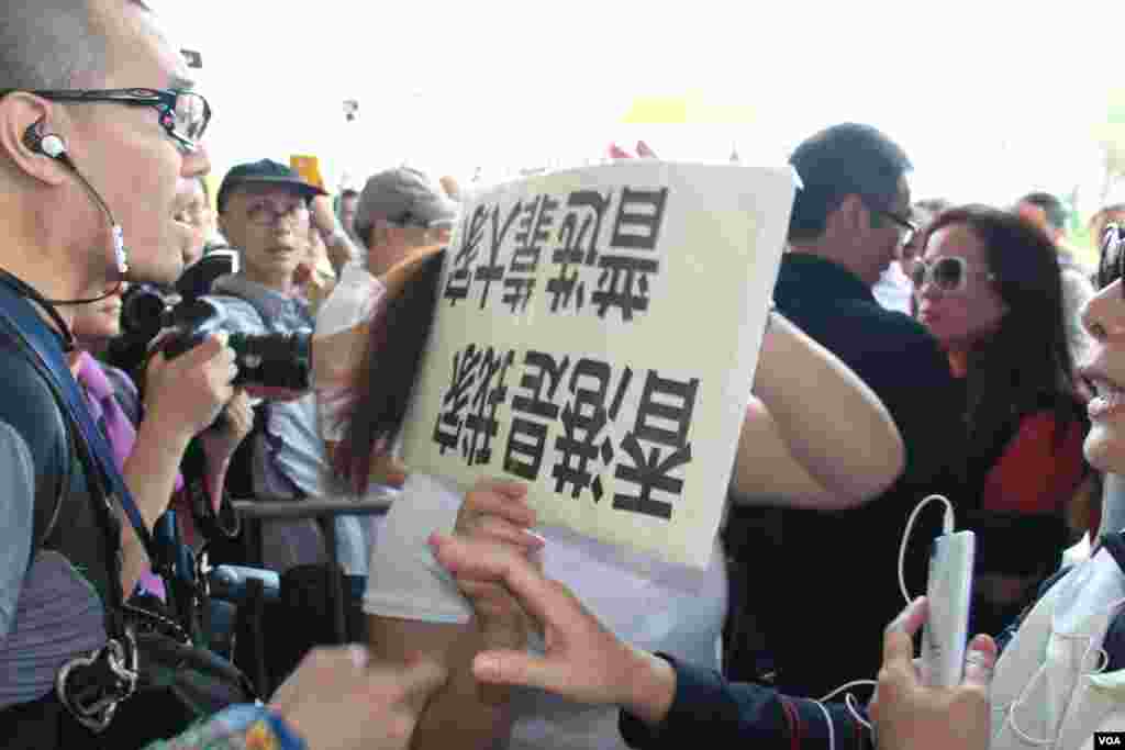 港府公佈政改方案對立團體立法會外衝突(美國之音海彥拍攝)