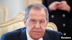 Російський міністр закордонних справ Сергій Лавров сказав, що французькі господарі майбутніх переговорів мають зняти "двозначності", в яких він звинуватив українську сторону.