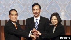 朱立伦（中）、蔡英文和宋楚瑜（左）在台北举行的台湾总统候选人辩论会上（2015年12月27日）
