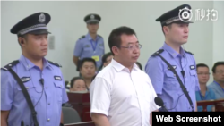 中國維權律師江天勇 (圖中)