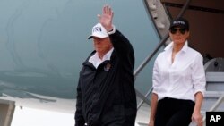 El presidente de EE.UU., Donald Trump acompañado por su esposa Melania, saluda al llegar al aeropuerto internacional de Corpus Christi, Texas, el 29 de agosto, para informarse sobre los esfuerzos de ayuda por el huracán Harvey.