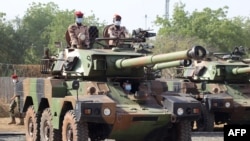Tentara Chad mengendarai kendaraan lapis baja ringan ERC 90 Sagaie yang diberikan oleh Perancis, di N'Djamena, Chad, 23 Januari 2021.