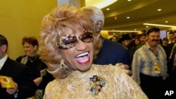 En esta fotografía de archivo del 17 de septiembre de 2002, la cubana Celia Cruz llega para un homenaje en honor del mexicano Vicente Fernández como Persona del Año 2002 de la Academia Latina de la Grabación en la sección de Hollywood de Los Ángeles.