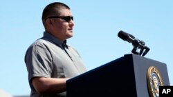 Tilden Dickson, miembro del sindicato y empleado de Intel, habla ante el presidente Joe Biden en un evento para anunciar un acuerdo para proporcionar a Intel financiación directa el miércoles 20 de marzo de 2024, en Chandler, Arizona, en el campus Intel Ocotillo.