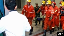 搜救人員在山東龍鄆煤業有限公司礦難地點抬出22名被困人員中唯一生還者（2018年10月21日）
