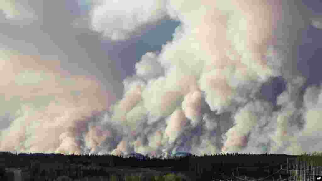 La fumée dans l'air après l'incendie a brulée forêt à Alberta, le 5 mai 2016.