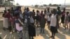 Famílias afectadas pela fome em Benguela à procura de comida na estrada, Angola