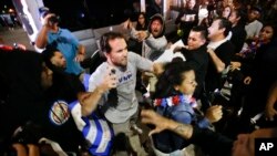 星期四夜間在加利福尼亞州南部舉行的一次競選活動中，川普的支持者和反對者發生衝突。