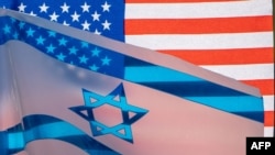 Seorang demonstran memegang bendera AS dan bendera Israel saat orang-orang berkumpul untuk menuntut pembebasan sandera Israel di depan markas Palang Merah di Washington, DC, pada 5 November 2023. (Foto: AFP)