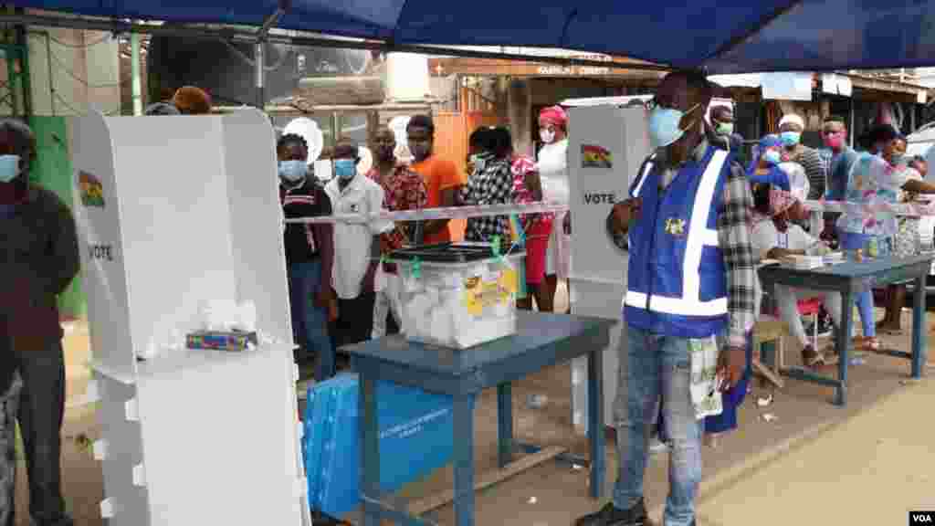 People wait in line to cast their ballots on election day in Accra, Ghana, Dec. 7, 2020. (Photo: Peter Clottey, Issah Ali / VOA)