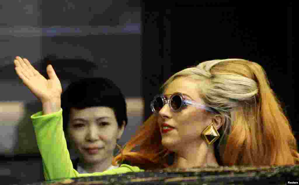Lady Gaga saat tiba di bandara Songshan di Taipei, 16 Mei (Reuters). Gaga menggelar dua konser di Taipei, 17 dan 18 Mei. 