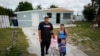 Migrantes llegan a EEUU a través de programa que evita peligrosa travesía hasta la frontera, pero siguen los cruces irregulares 