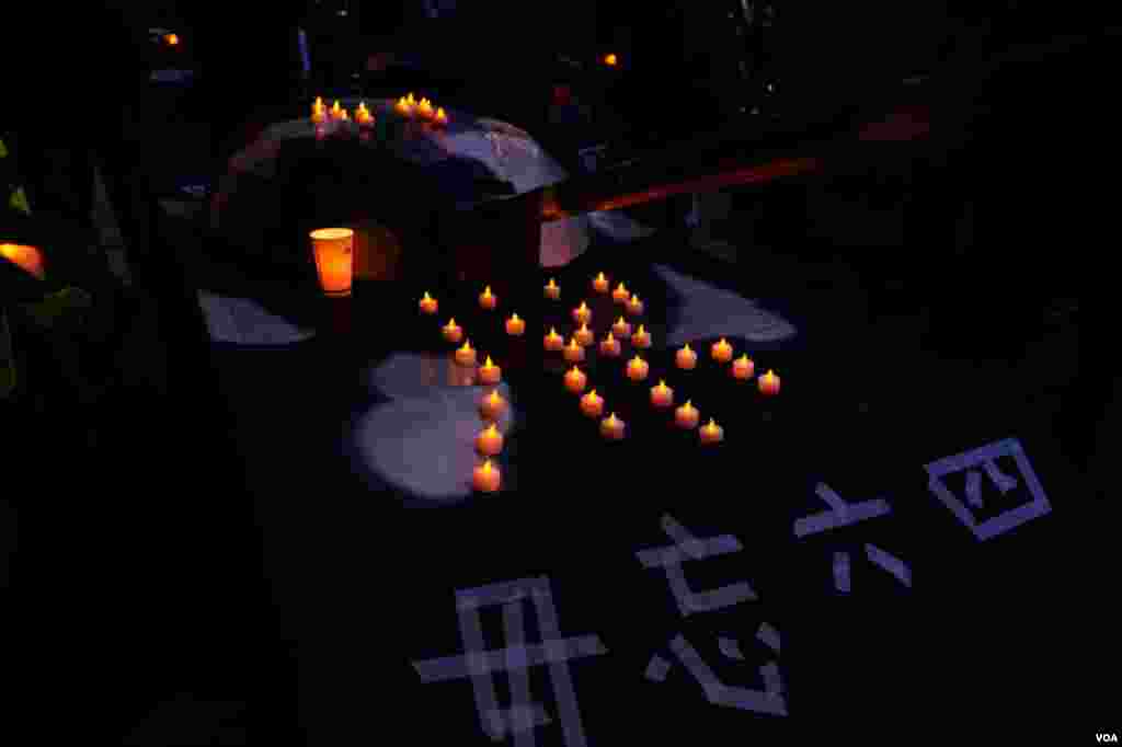 示威者用電子蠟燭砌出一個粵語抗議字句。(美國之音鄭樂捷)
