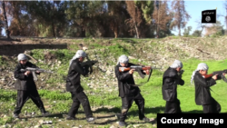 Los menores son utilizados en videos de propaganda cargando armas que apenas se pueden.