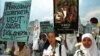 Anggota Koalisi Perempuan Indonesia untuk Keadilan dan Demokrasi berdemonstrasi di depan kantor Kementerian Pertahanan pada 1998, menuduh militer kurang bertindak mencegah pemerkosaan selama kerusuhan Mei 1998. (Foto: AP)