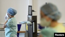 코로나바이러스 환자를 보살피는 벨기에 의료진 (자료사진)