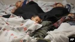 Legisladores estadounidenses han respaldado un cambio en la ley de inmigración actual para agilizar la deportación de menores que no son mexicanos.
