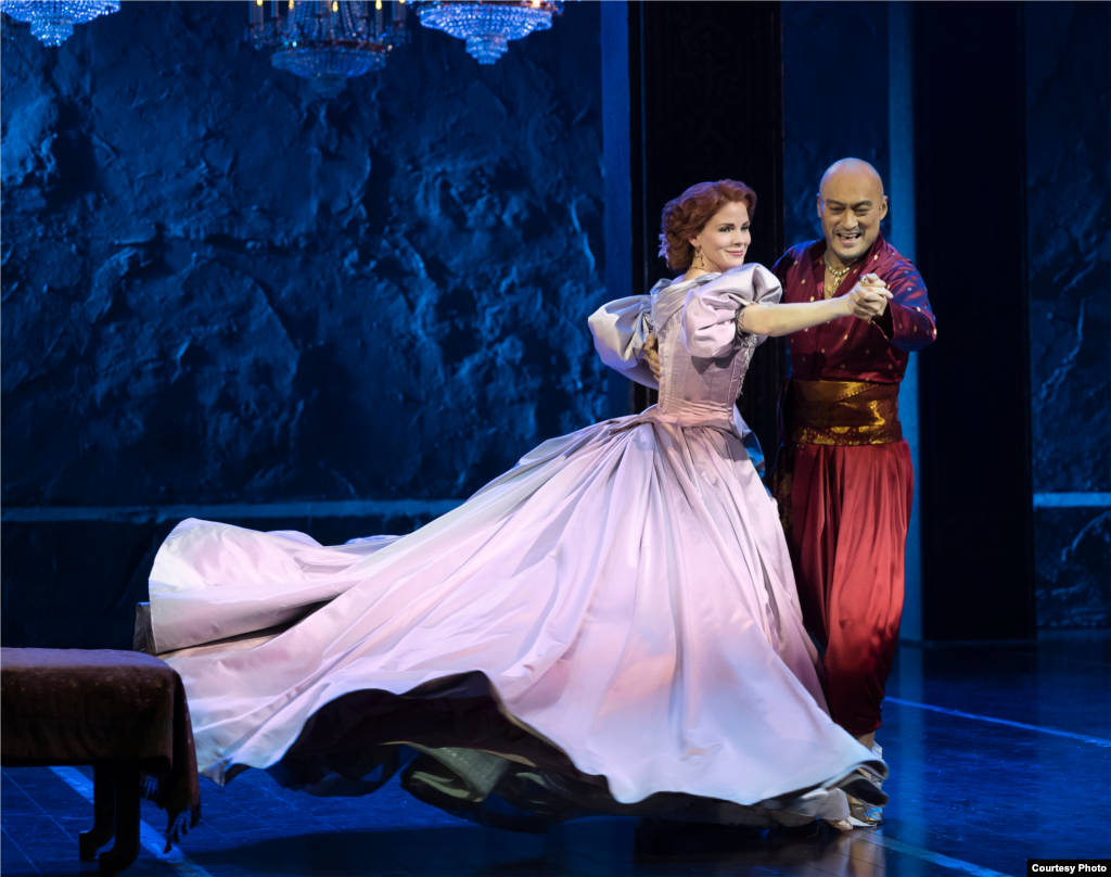 Anna (Kelli O’Hara) teaches the King (Ken Watanabe) to dance in the Western style. (Paul Kolnik)