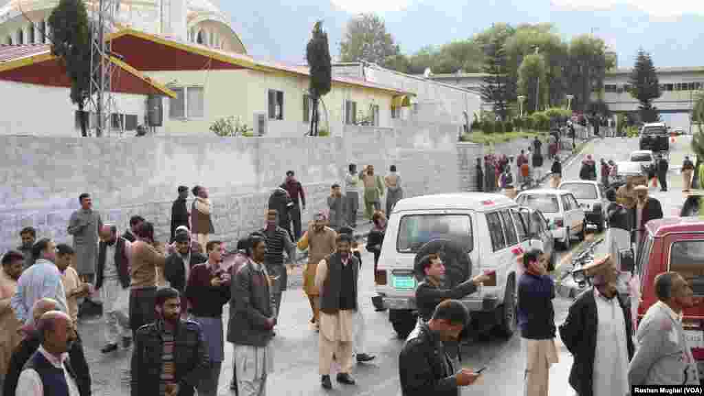 پاکستان کے زیرانتظام کشمیر کے مختلف اضلاع میں زلزے کے شدید جھٹکے محسوس کیے گئے۔ 