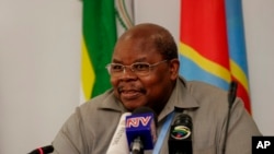 Tata mokonzi ya kala Tanzanie Benjamin Mkapa, mobondi ya kala ya matata na RDC akufi na Dasr es Salaam.