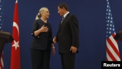 Hillary Clinton se reunió con el canciller turco en Estambul, tras poner término a una gira por nueve países africanos.
