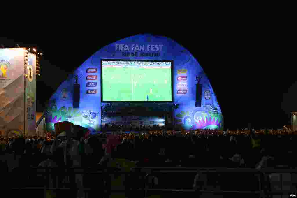 Fans watch a public screening of the Argentina v. Bosnia Herzegovina World Cup match on a huge outdoor monitor, in Rio de Janeiro, June 15, 2014. (Brian Allen/VOA)