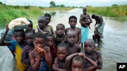 As cheias em Moçambique provocam verdadeiras calamidades, mas as ajudas da comunidade internacional nem sempre chegam a quem mais precisa.