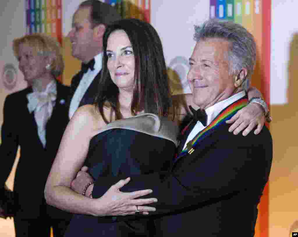  Dustin Hoffman llega con su esposa, Lisa, al Kennedy Center, la noche del domingo 2 de diciembre.