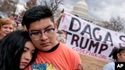 El programa DACA ampara a por lo menos 700.000 jóvenes inmigrantes que llegaron a EE.UU. cuando eran niños traídos por sus padres y reconocen a EE.UU. como su único hogar. 