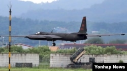 을지프리덤가디언(UFG) 연습이 시작된 21일 경기도 평택시 주한미군 오산공군기지에서 미군의 중요 정찰자산인 U-2 고고도 정찰기가 이착륙 훈련을 하고 있다. 아래는 패트리엇 미사일 포대. 