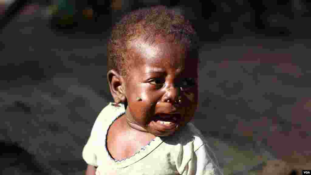 A ragged child cries out for food at Bossangoa's packed Catholic mission, where over 36,000 people have sought refuge from violence, Nov. 10, 2013. (Hanna McNeish for VOA)