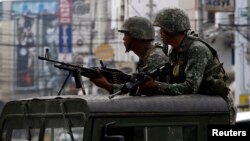 Anggota pasukan Marinir Filipina bersiaga penuh menghadapi serangan MNLF di kota Zamboanga, selatan Filipina (15/9).