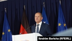 Njemački kancelar na konferenciji za medije u Prištini.