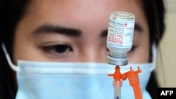 미국 로스앤젤레스 기차역에 마련된 신종 코로나바이러스 백신 접종소에서 관계자가 모더나 백신 접종을 준비하고 있다.
