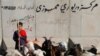 Seorang anak laki-laki Afghanistan menunggu pelanggan di pasar ternak menjelang perayaan Idul Adha, di tengah penyebaran COVID-19 di Kabul, Afghanistan, 30 Juli 2020. (REUTERS/Mohammad Ismail)