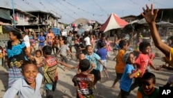 ARSIP - Anak-anak bermain di Port Moresby, Papua Nugini, 15 November 2018. Warga Papua Nugini mulai memberikan suara dalam pemilu, Senin, 4 Juli 2022. (AP/Aaron Favila, File)