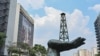 Vista de la escultura del "Monumento a la Paz" frente a la sede de la petrolera estatal venezolana PDVSA, en Caracas, el 22 de abril de 2020.