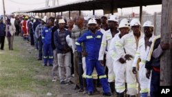 Para pekerja tambang platina Lonmin Marikana, Rutensburg, Afrika Selatan, kembali bekerja hari ini (20/9) setelah menandatangani kesepakatan kenaikan gaji sebesar 22 persen.
