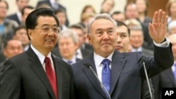 胡锦涛主席2009年访问哈萨克，右为哈萨克总统