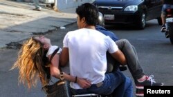 Génesis Carmona es evacuada luego de recibir un disparo en la cabeza.