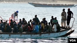 Wahamiaji wanaonekana ndani ya boat yao wakiwasili katika bandari ya Christianos kwenye ksiiwa cha Spain cha Canary, August 1, 2006. Picha ya AP