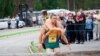Pasutri Lithuania Juara Dunia Balapan ‘Menggendong Istri’