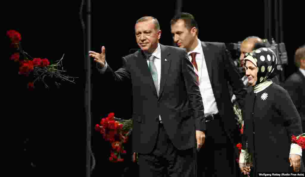Konuşmasından sonra eşi Emine Erdoğan'la birlikte Lanxess Arena'daki yandaşlarını selamlayan ve kırmızı karanfil dağıtan Başbakan Erdoğan