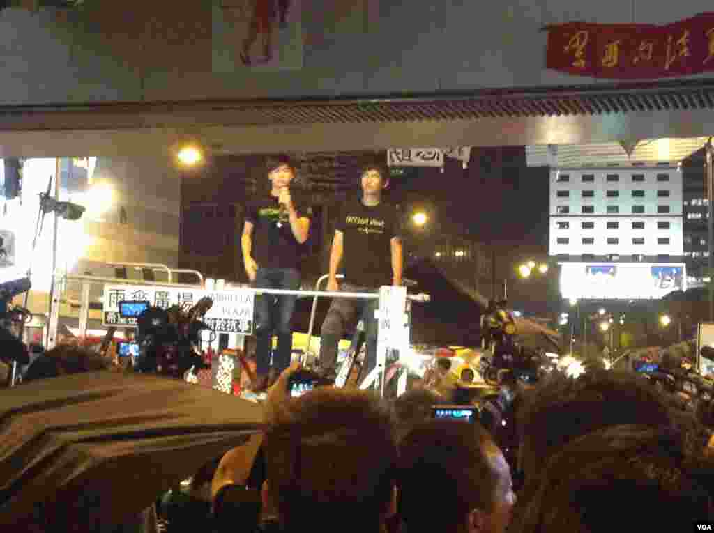 數以千計的學生和市民在金鐘雨傘廣場聲援學聯代表 (美國之音圖片/海彥拍攝)