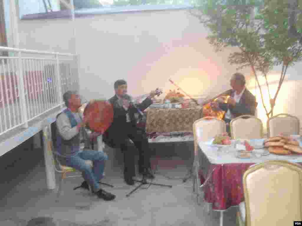 Kuy-qo’shiqlar yangraydi. El-yurt esa yoshlarga baxt-saodat tilaydi.