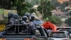 La police anti-émeute ougandaise en patrouille dans les rues de Kampala, Ouganda, le jeudi 20 septembre 2018. (Photo AP / Ronald Kabuubi)