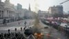 La policía acordona el Congreso, frente al que se reúnen manifestantes antigubernamentales mientras los legisladores debaten un proyecto de ley de reforma promovido por el presidente argentino, Javier Milei, en Buenos Aires, el 12 de junio de 2024.