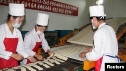 지난 2008년 8월 북한 강원도 문천의 식품 공장에서 유엔 산하 세계식량계획(WFP)의 지원으로 영양강화식품을 생산하고 있다. (자료사진)